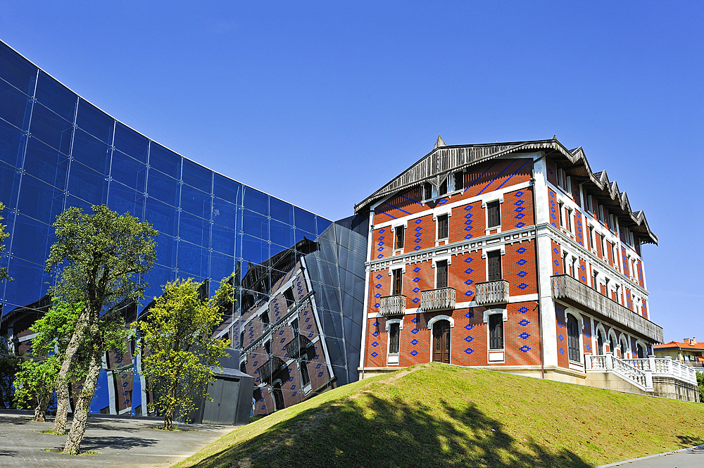 Balenciaga Museum, housed in a newly built annex to Palacio Aldamar, by the Cuban architect Julian Argilagos and design team AV62arquitectos) Getaria, province of Gipuzkoa, Basque Country, Spain, Europe