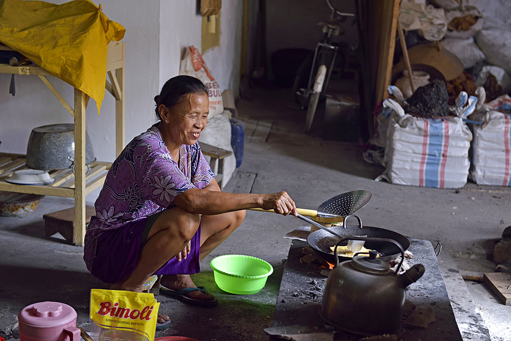 Woman cooking at Kidang Mas Batik House, Lasem, Java island, Indonesia, Southeast Asia, Asia