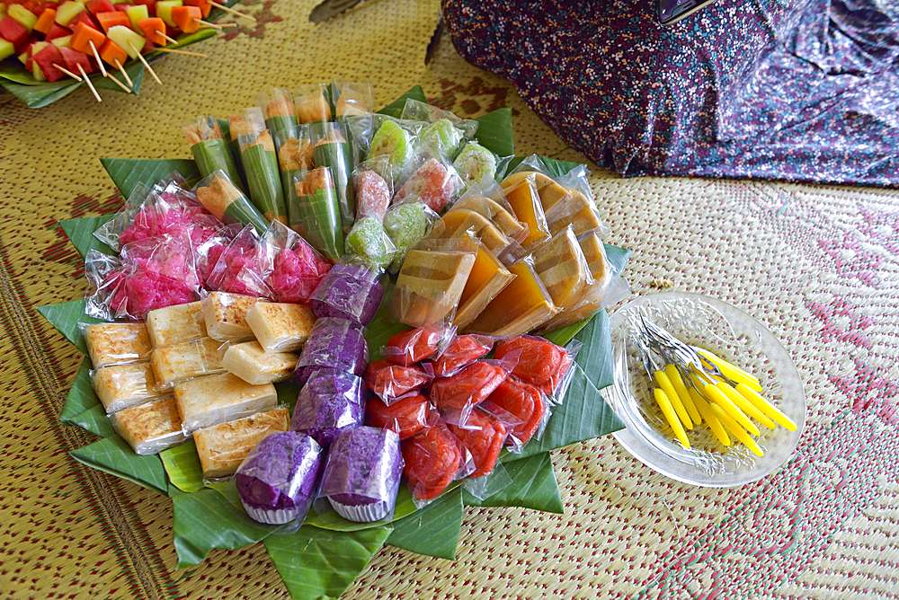 assorted cakes, Sondakan district, Solo (Surakarta), Java island, Indonesia, Southeast Asia