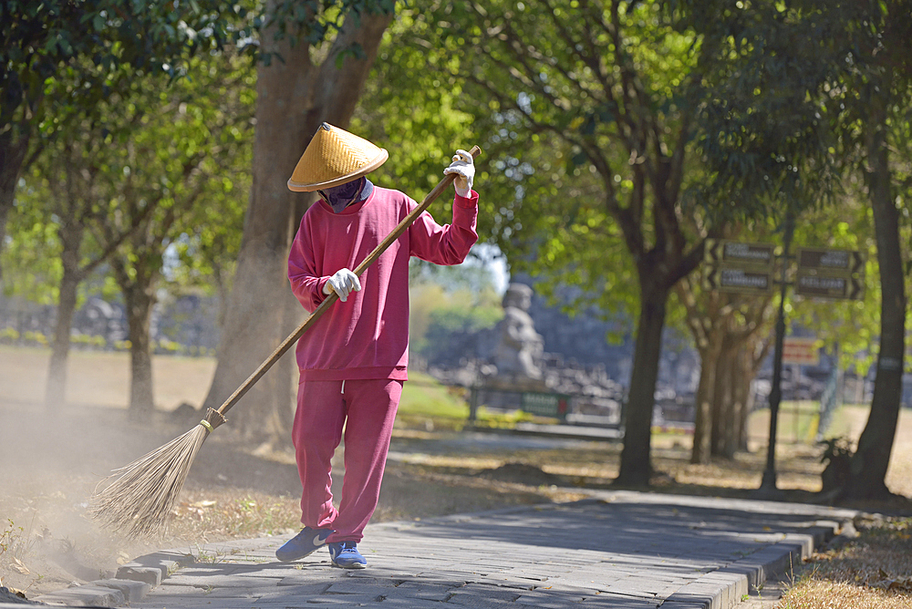 Sweeper in front of Sewu Temple Compound, 8th century Buddhist temple located at the north of Prambanan Temple Compounds, region of Yogyakarta, Java island, Indonesia, Southeast Asia, Asia