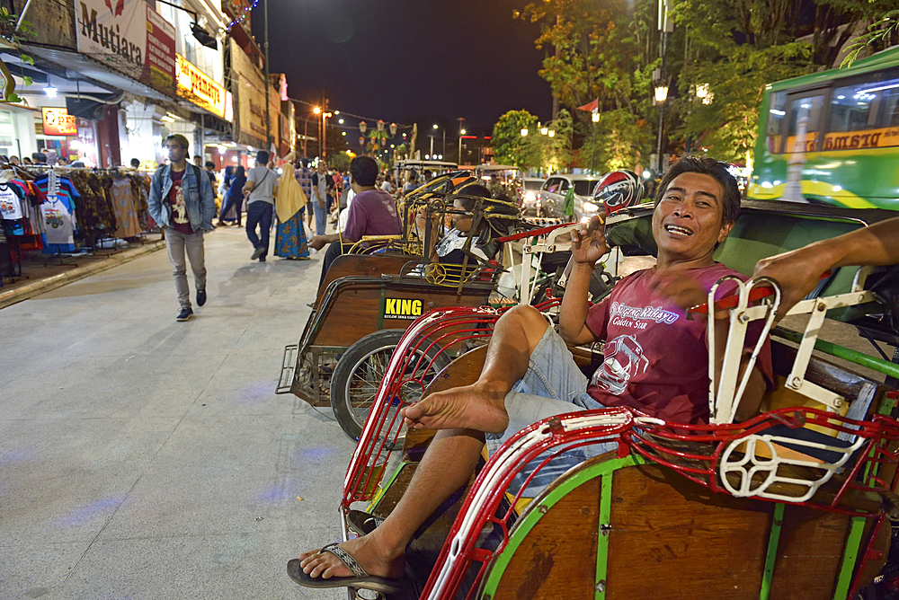 Cycle rickshaw (becak) driver in Malioboro Street, major shopping street, Yogyakarta, Java island, Indonesia, Southeast Asia, Asia