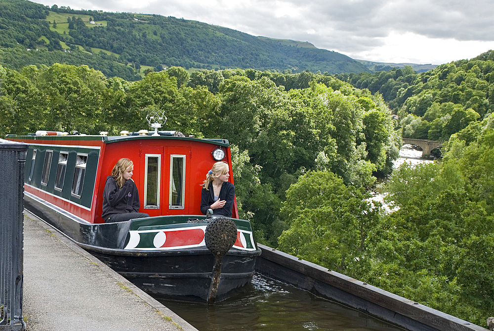 Narrow boat on Pontcysyllte Aqueduct, UNESCO, Llangollen Canal over valley of the River Dee, Wales, United Kingdom