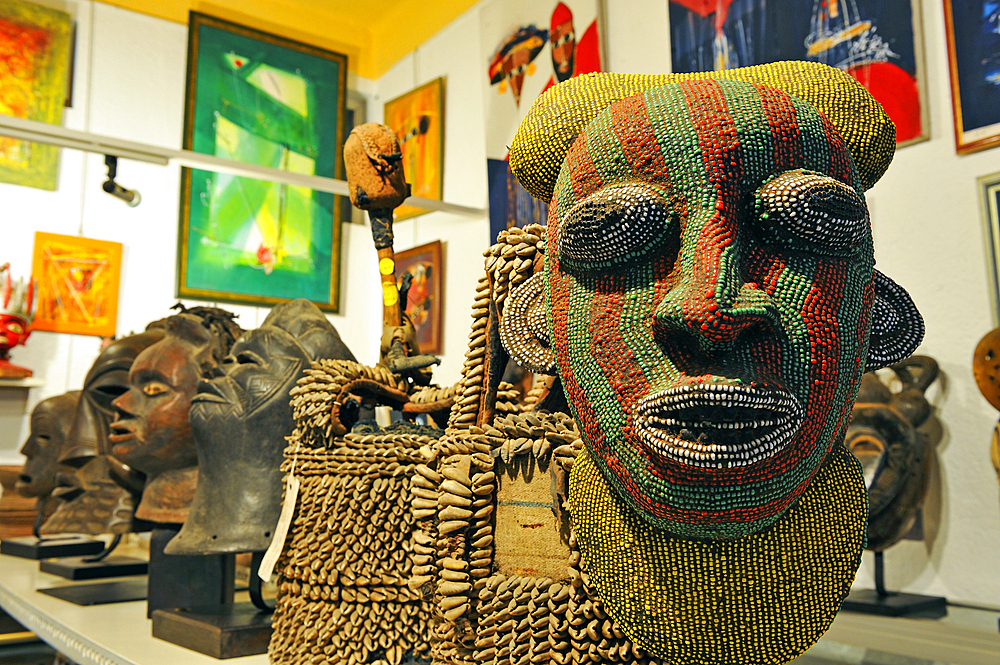 Masque perle Bamileke (Cameroun), Galerie Antenna, Arts africains anciens et contemporains, 9 rue Felix Faure, Dakar,Senegal, Afrique de l'Ouest //Bamileke beaded mask (from Cameroon), Galerie Antenna, old and contemporary African arts, 9 Felix Faure St,