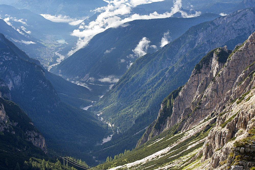 Val Marzon viewed from path connecting refuges Auronzo and Lavaredo, Three Peaks Nature Park, Dolomites, South Tyrol (Alto Adige), Italy