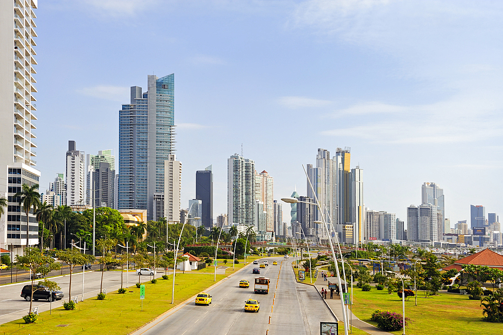 The Cinta Costera (Malecon), a new road and promenade built on reclaimed land from the bay of Panama, Panama City, Republic of Panama, Central America