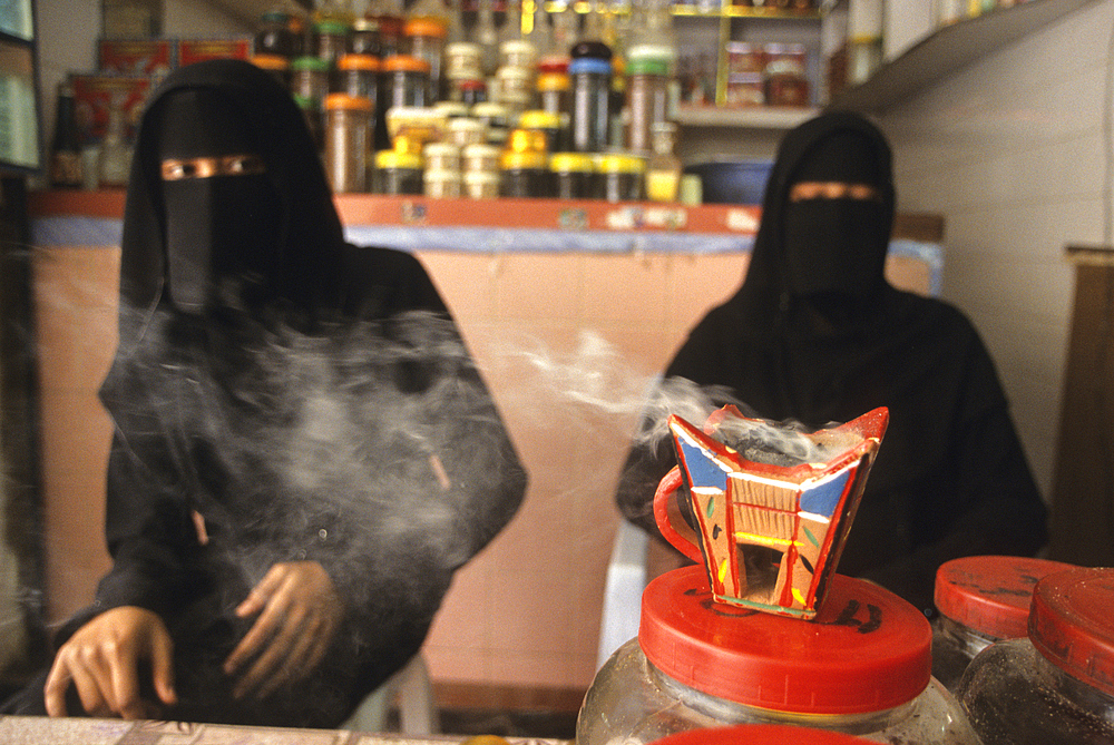 Woman selling frankincense in souk of Salalah, Dhofar, Sultanate of Oman, Arabian Peninsula