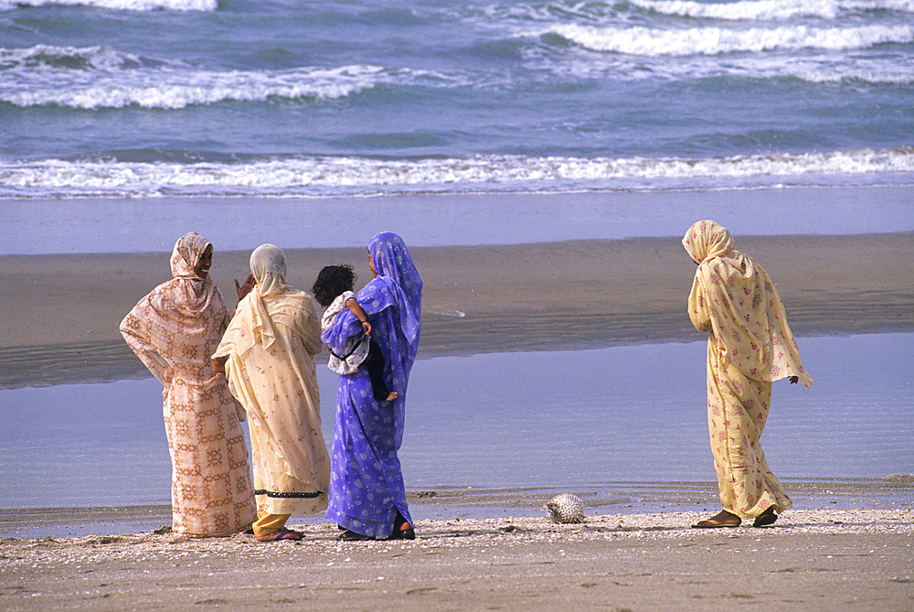 Women dressed in saris on the beach of Barka, Sultanate of Oman, Arabian Peninsula