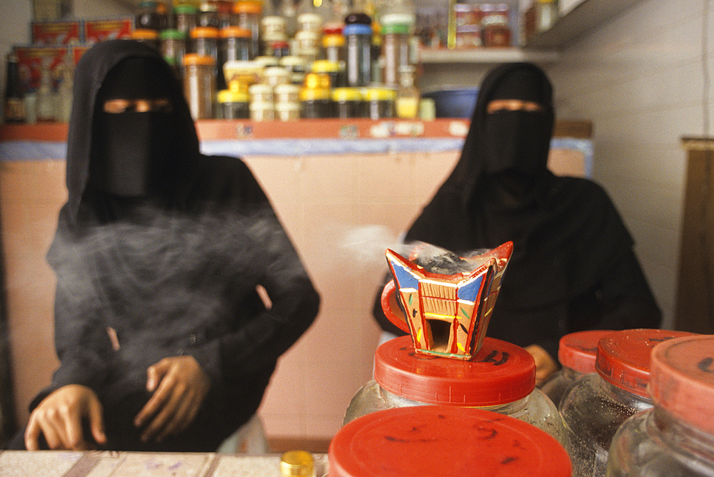 Woman selling Frankincense in souk of Salalah, Dhofar, Sultanate of Oman, Arabian Peninsula