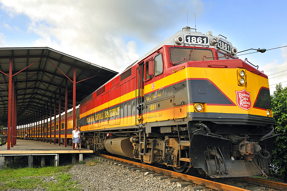 Passenger train parked at Colon station, Panama Canal Railway that links the Atlantic Ocean to the Pacific, Colon, Republic of Panama, Central America