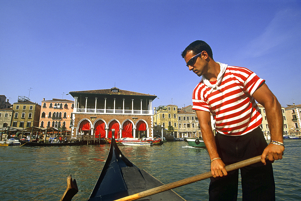 Traghetto (gondola ferry) crossing the Grand Canal to the Fish Market of Rialto, Venice, UNESCO World Heritage Site, Veneto region, Italy, Europe