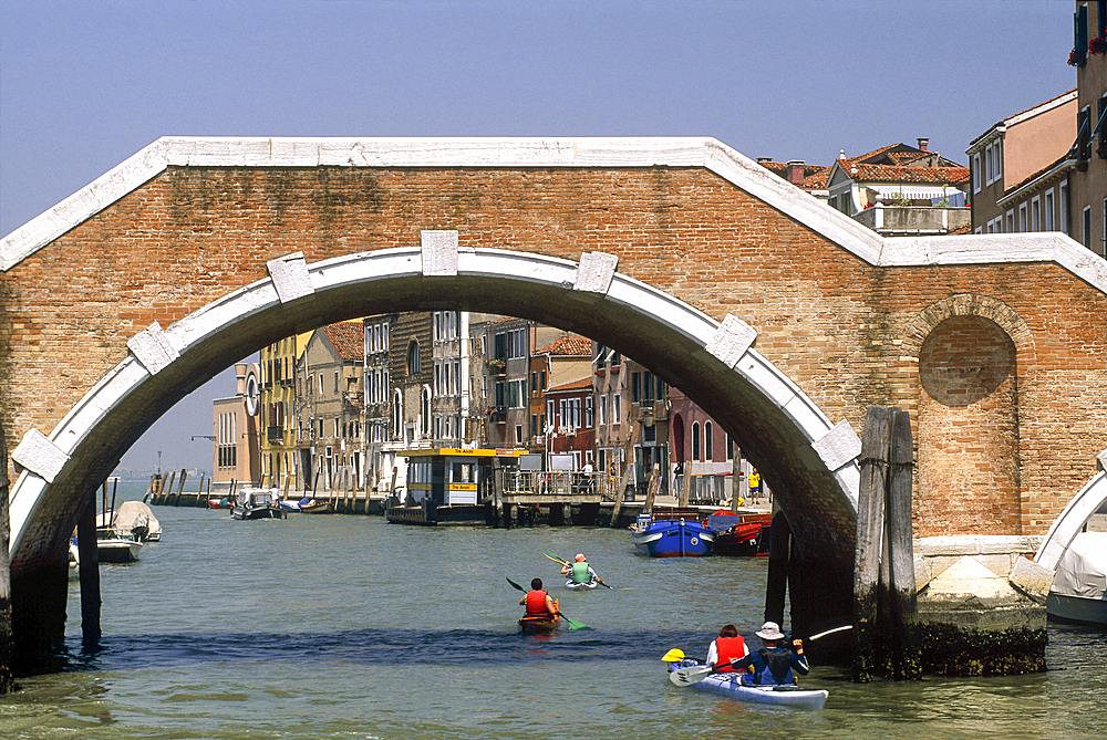 Kayak trip on Rio Misericordia in Cannaregio district, Venice, UNESCO World Heritage Site, Veneto region, Italy, Europe