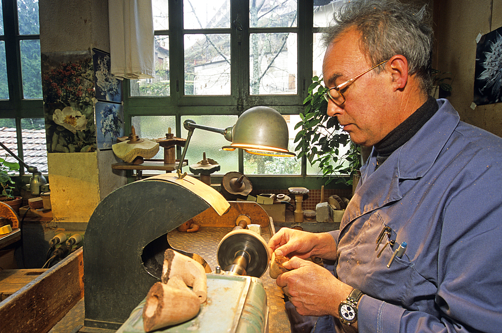 Production of tobacco briar pipe, Vincent Genod Company, Saint-Claude, Jura department, Franche-Comte region of eastern France, Europe