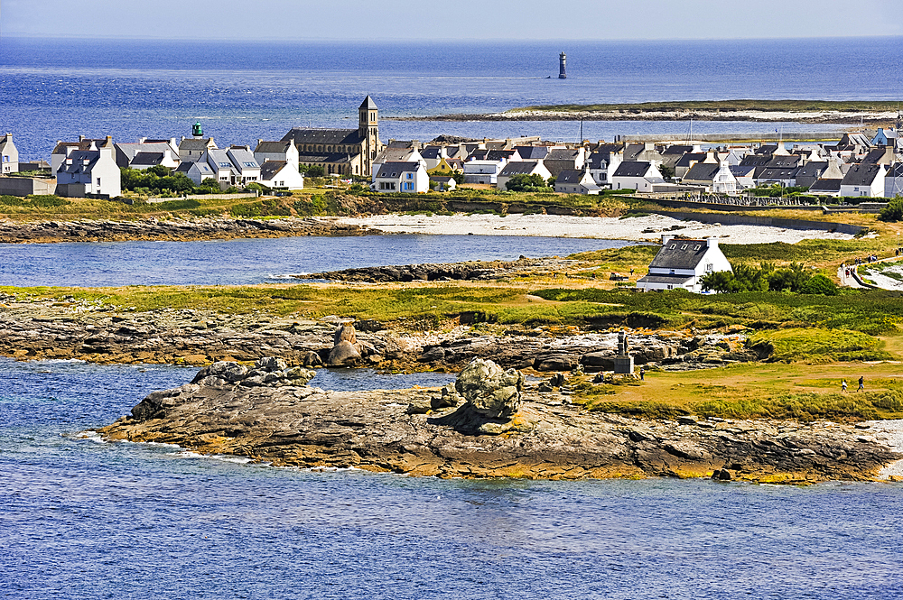 vue generale de l'Ile de Sein depuis le grand phare,au large de la Pointe du Raz,Finistere,Bretagne,France,Europe de l'ouest//overview of the Ile de Sein from the top of the lighthouse,off the coast of Pointe du Raz,Finistere department,Brittany region,we