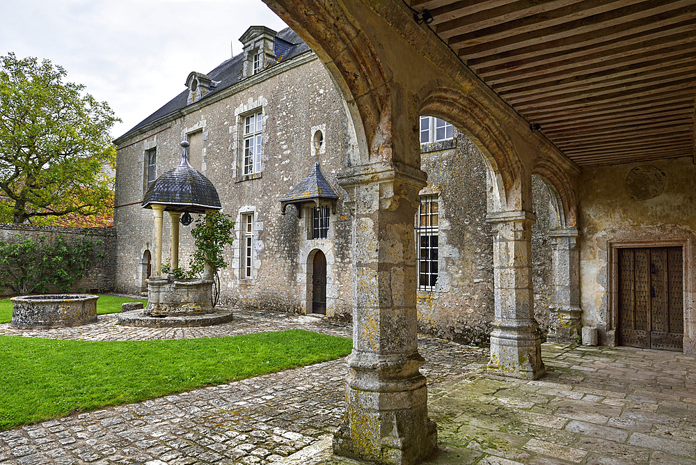 Covered gallery, East wing and the well of the Chateau de Talcy, bought in 1517 by Salviati, a Florentine banker, known as the father of Cassandre who was the muse of the French poet Pierre de Ronsard, Loir-et-Cher department, Centre-Val de Loire region,