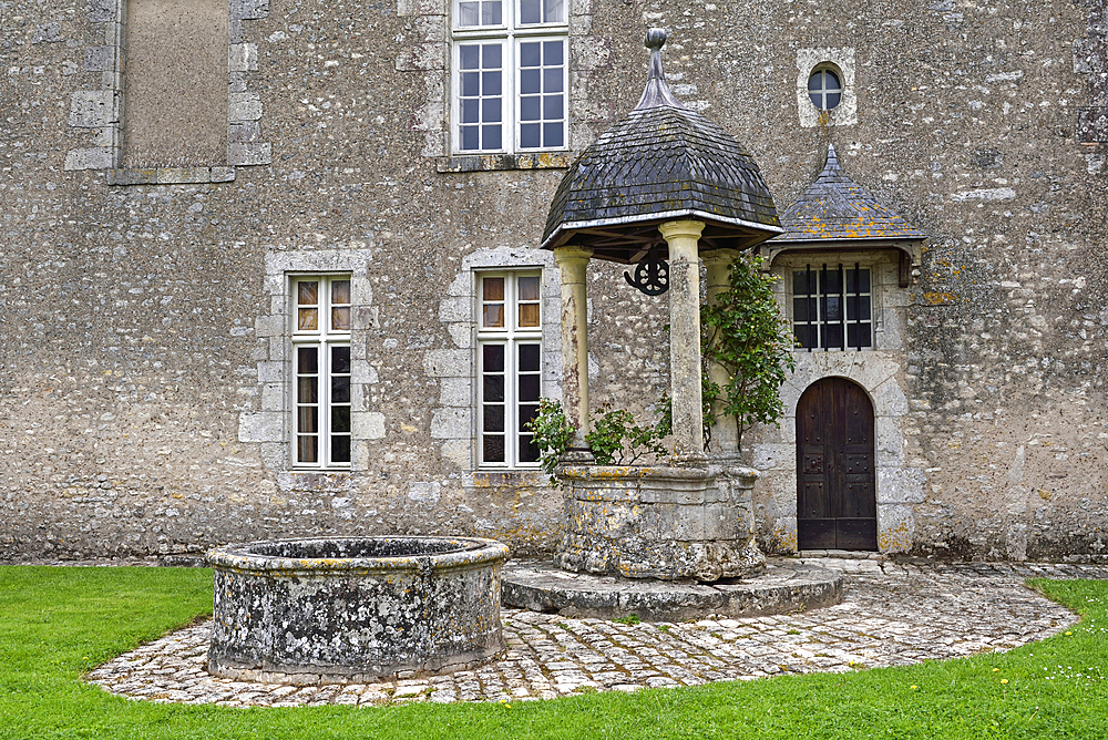 East wing and the well of the Chateau de Talcy, bought in 1517 by Salviati, a Florentine banker, known as the father of Cassandre who was the muse of the French poet Pierre de Ronsard, Loir-et-Cher department, Centre-Val de Loire region, France, Europe