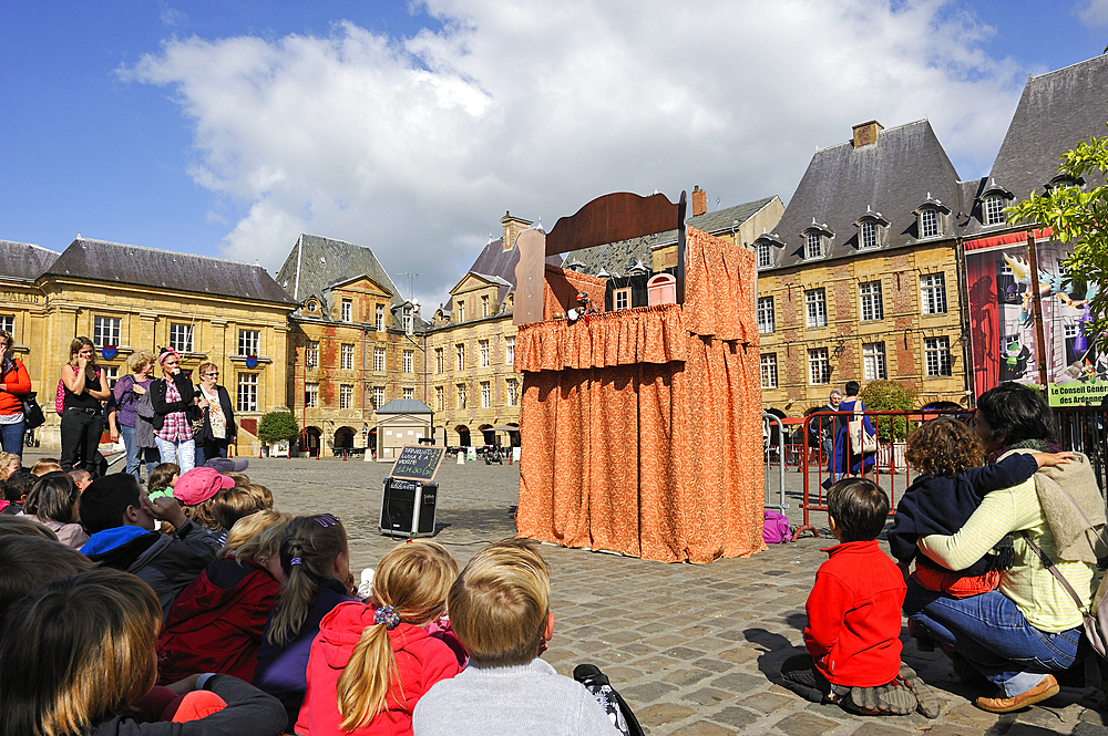 Hand puppets show on the Place Ducale,Festival Mondial des Theatres de Marionnettes (world festival of puppets show), Charleville-Mezieres,Ardennes departement,Champagne-Ardenne region,Northern France,Europe
