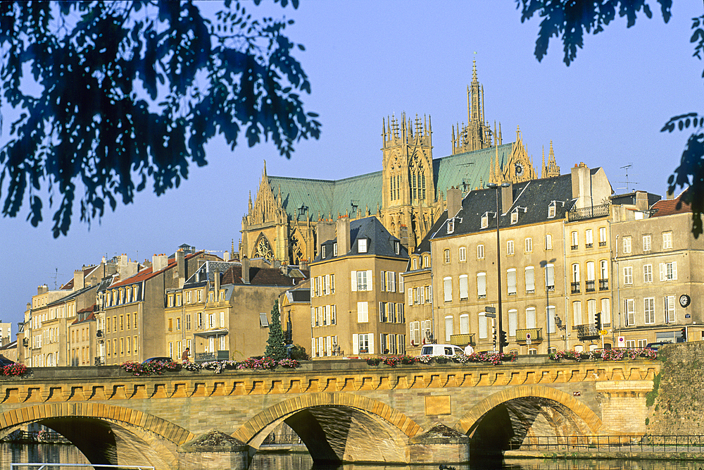 Pont Moyen, bridge over the Moselle River with the Cathedrale in background,Metz,Moselle department,Lorraine region,France,Europe