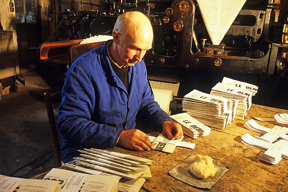 'Le Democrate de L' Aisne', In an atmosphere and a setting of the end the XIXth, beginning of the XXth century, the production method of the paper has not changed, what used to be a daily is now a weekly paper and it comes out of the same rotary press as