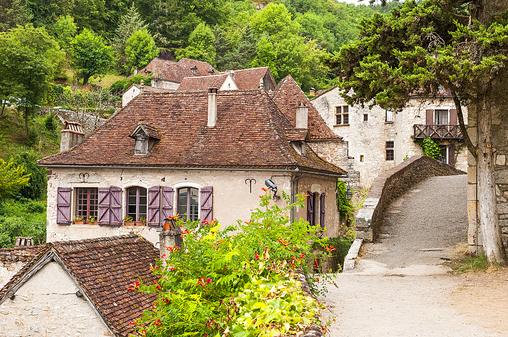Saint-Cirq-Lapopie, one of the ' Plus Beaux Villages de France' (the most beautiful villages of France), Lot department, region of Midi-Pyrenees, southwest of France, Europe