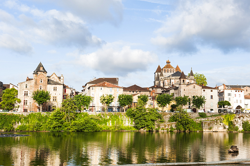 Lot River bank, Cahors, Lot department, region of Midi-Pyrenees, Occitanie, southwest of France, Europe