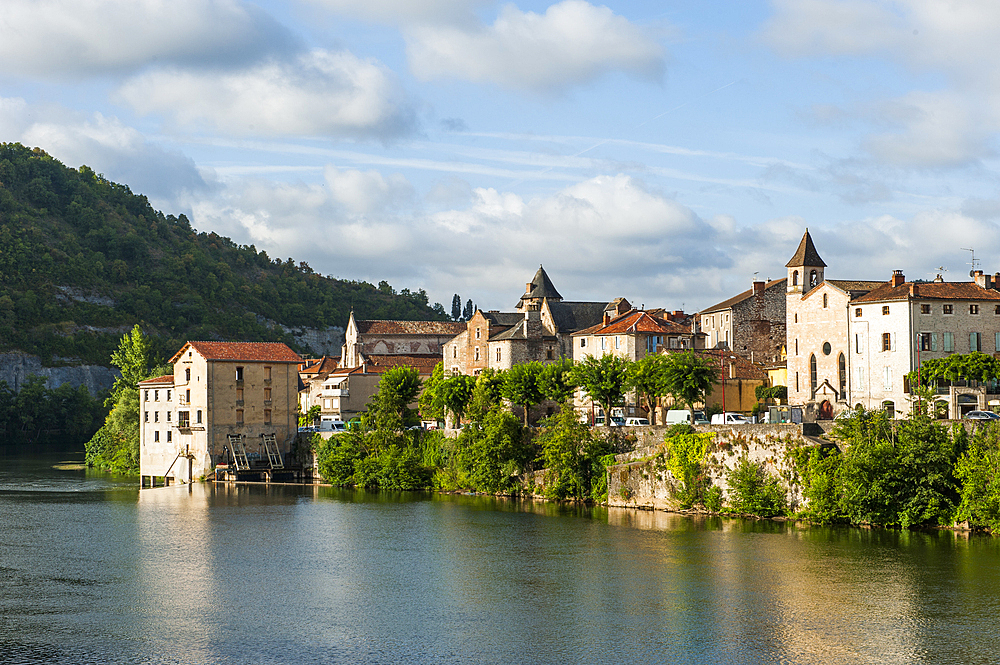 Lot River bank, Cahors, Lot department, region of Midi-Pyrenees, Occitanie, southwest of France, Europe