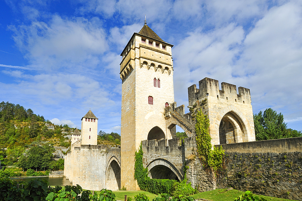 Pont Valentre, 14th-century stone arch bridge crossing the Lot River, Cahors, Lot department, region of Midi-Pyrenees, Occitanie, southwest of France, Europe