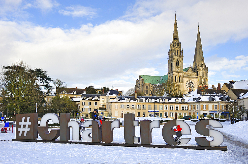 Chatelet square and the Cathedral of Chartres in the snow, UNESCO World Heritage Site, Chartres, department of Eure-et-Loir, Centre-Val-de-Loire region, France, Europe