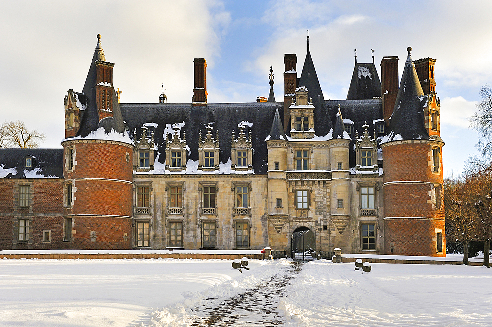 Chateau de Maintenon in the snow, department of Eure-et-Loir, Centre-Val-de-Loire region, France, Europe