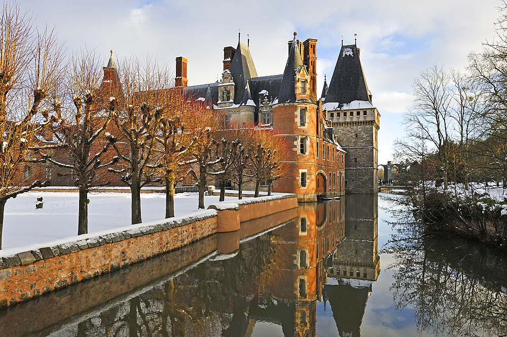 Chateau de Maintenon in the snow, department of Eure-et-Loir, Centre-Val-de-Loire region, France, Europe