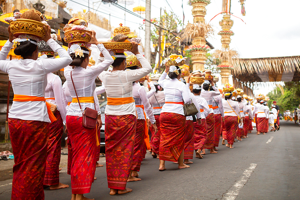 Traditional ceremony at a temple in Bali, Indonesia, Southeast Asia, Asia