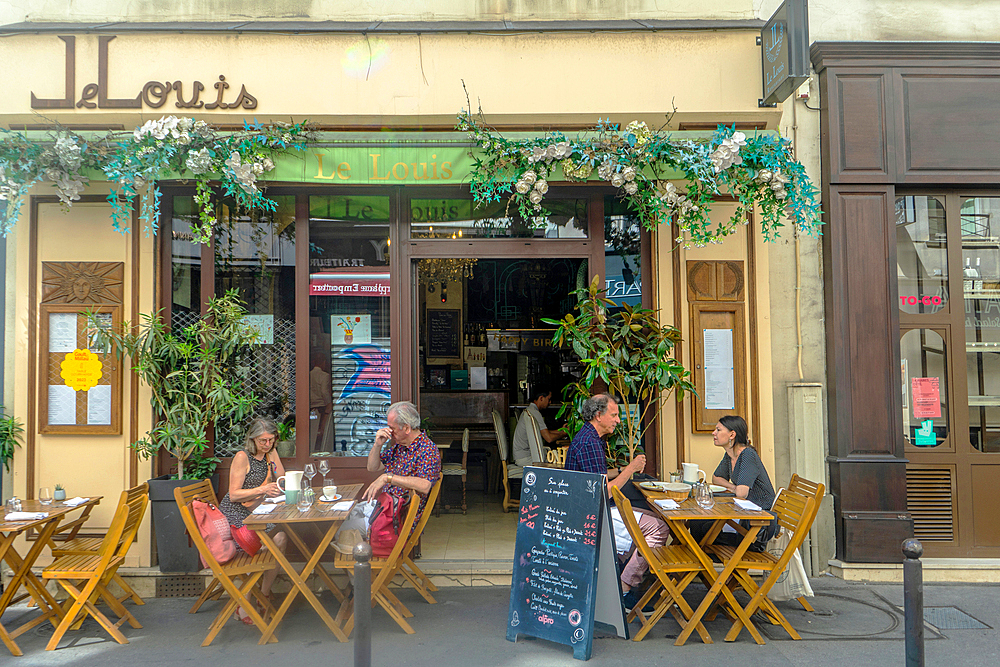 Terrace of restaurant Le Louis on Rue Coquillière on summer day