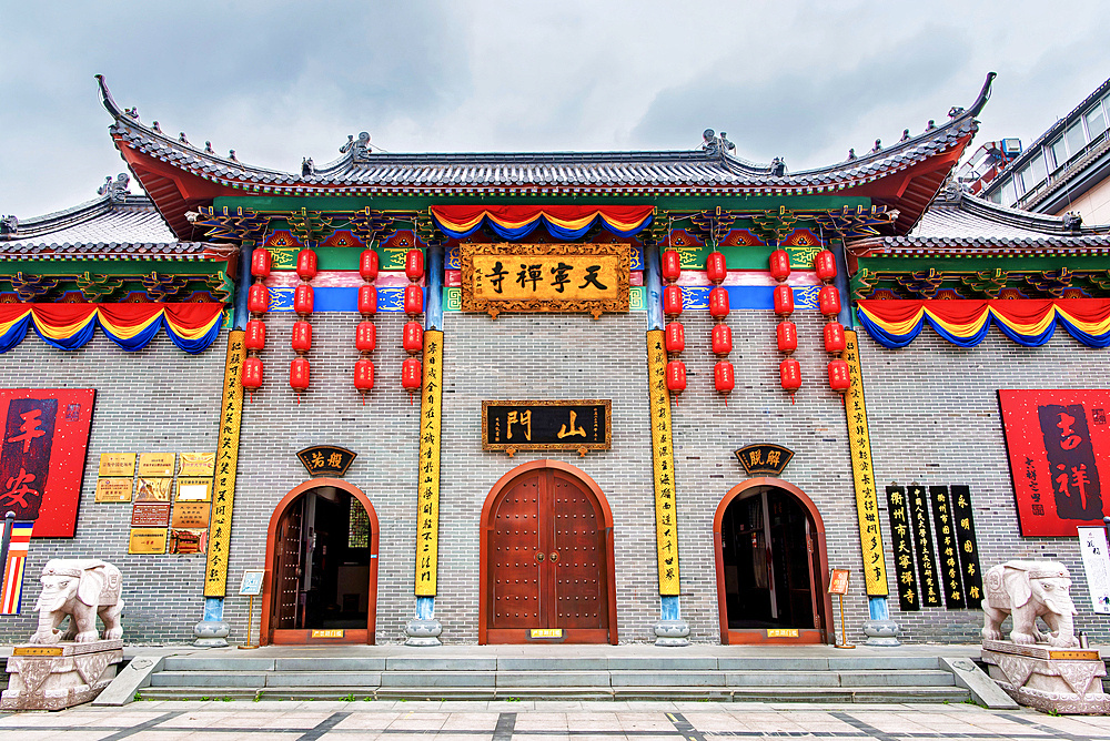 TianNing Temple (first established 504 A.D.), Quzhou City, Zhejiang Province, China.