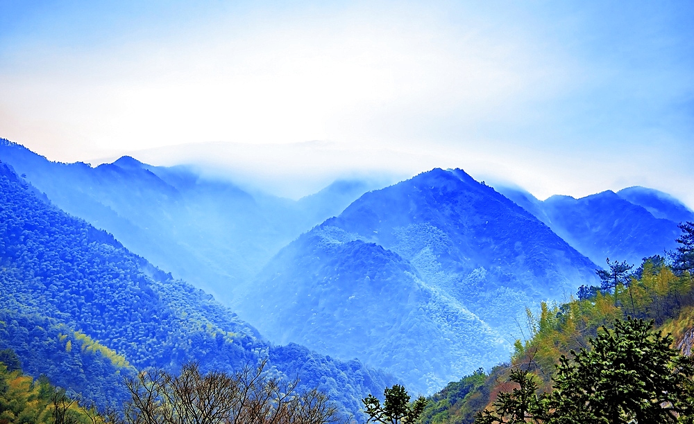 Misty landscape of Mount Jianglang, Jiangshan City, Zhejiang Province, China.