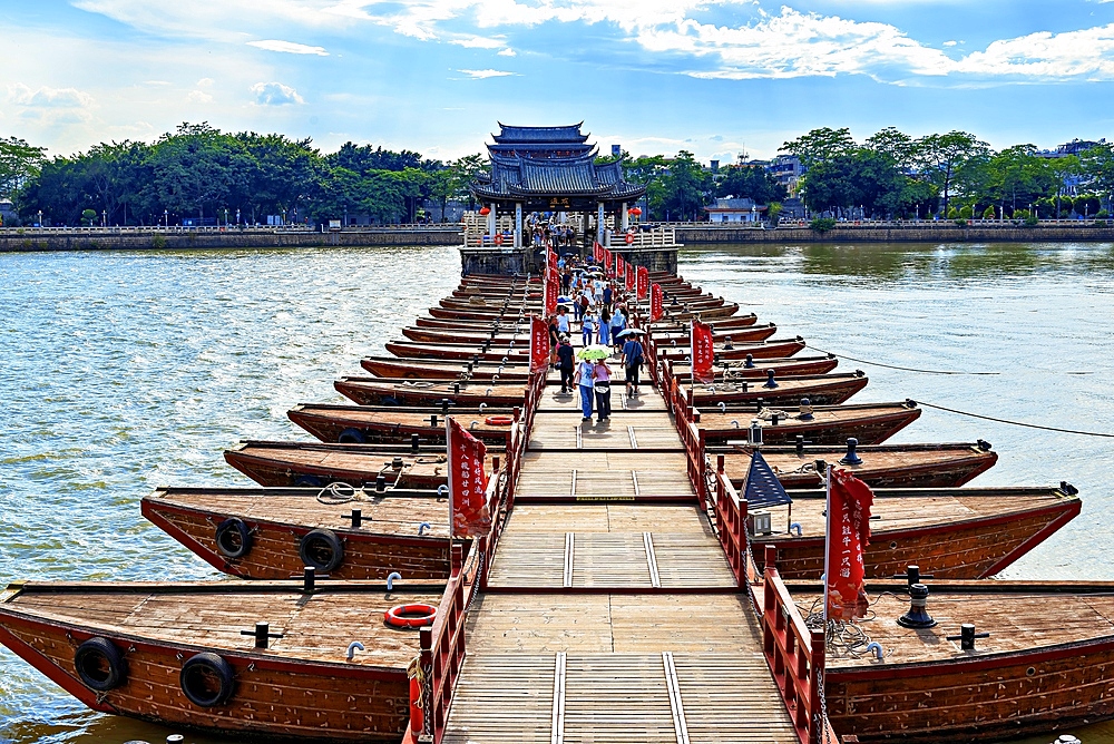 Guangji Bridge, built 1170, one of China's four famous ancient bridges. The bridge is connected by 18 boats that can be removed to allow passage of vessels. Chaozhou, Guangdong province, China