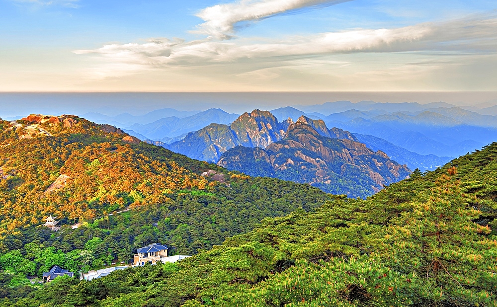 Daybreak in Huangshan (Mt Huang/Yellow Mountain), UNESCO World Heritage and UNESCO Global Geopark, Anhui Province, China.