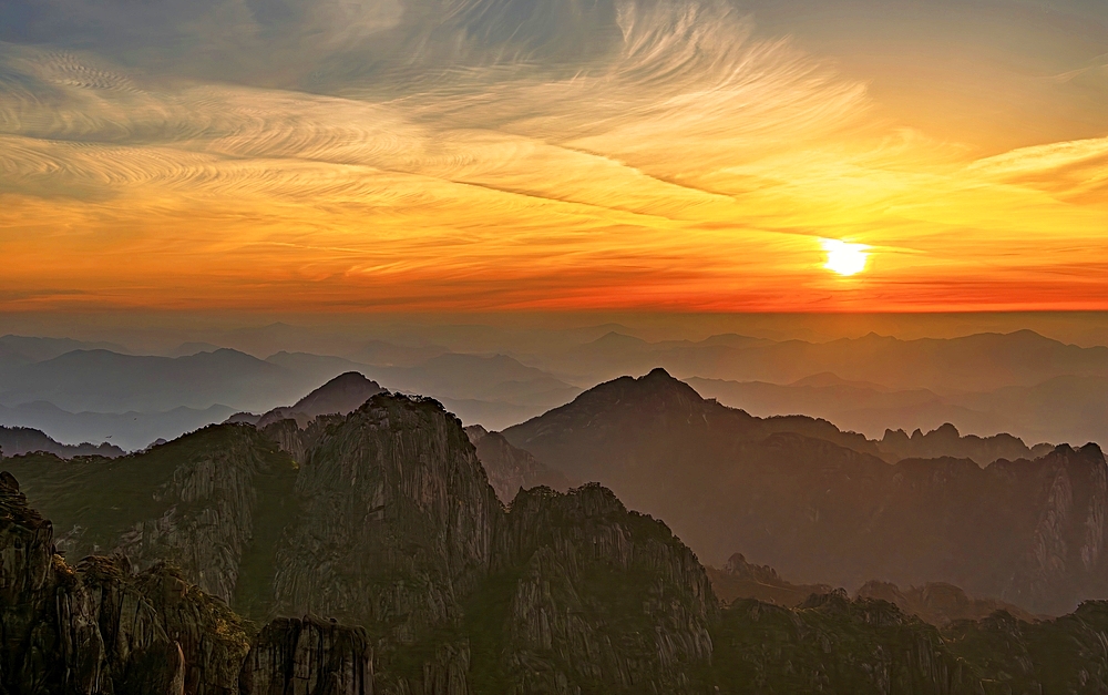 Sunrise in Huangshan (Mt Huang/Yellow Mountain), UNESCO World Heritage and UNESCO Global Geopark, Anhui Province, China.