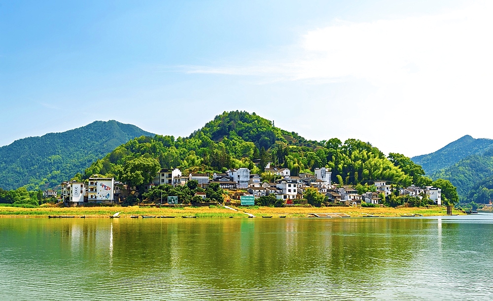 Picturesque XinAn River, WuFuShan Village, Huangshan, Anhui Province, China