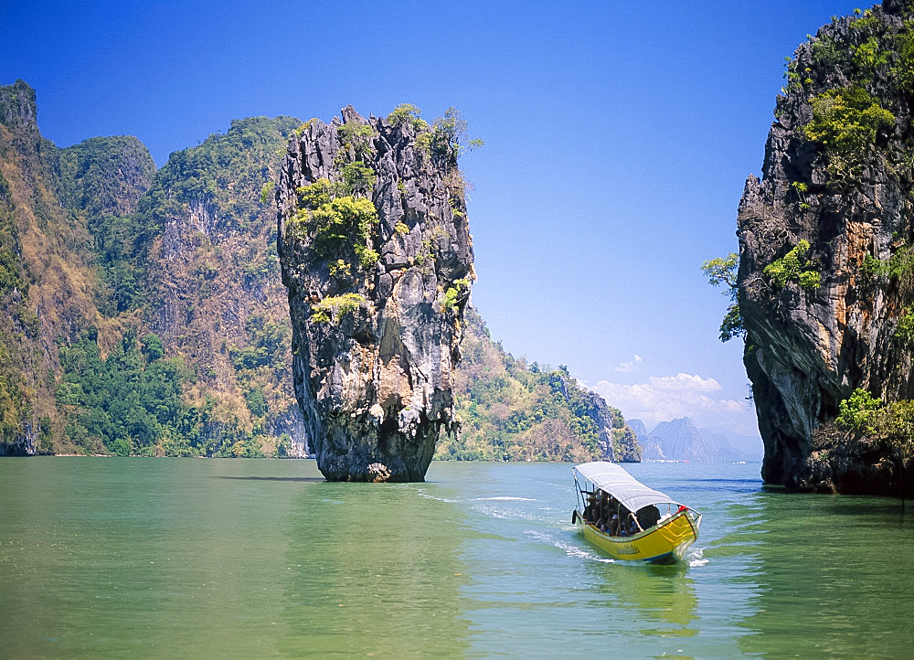 Small boat approaching beach at Ko Tapu (James Bond Island), Phang Nga Bay, Thailand *** Local Caption ***