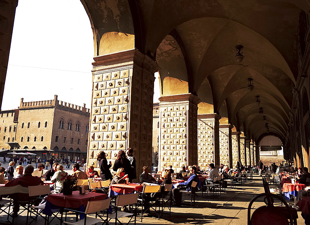 Cafe in the arcade, Piazza Maggiore, Bologna, Emilia-Romagna, Italy, Europe