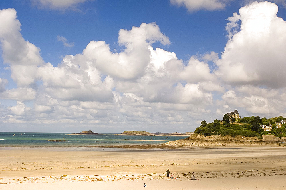 Plage de l'Ecluse, the beach in Dinard, Brittany, France, Europe