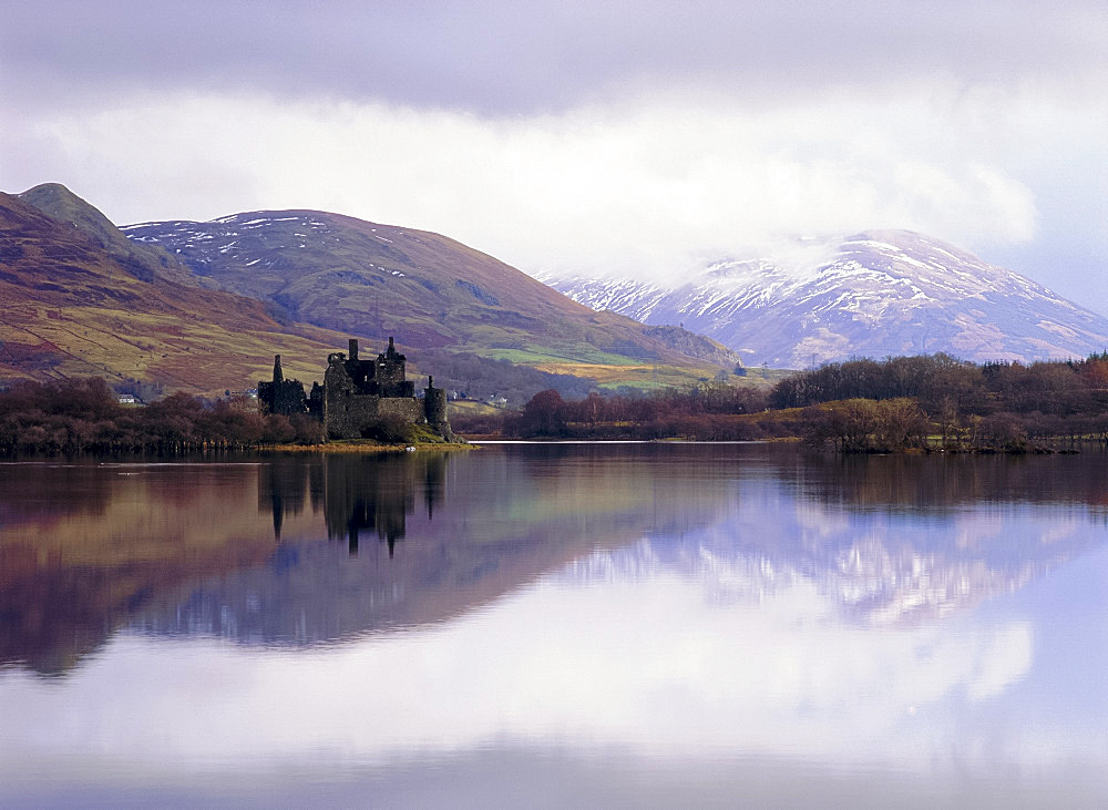 Kilchurn Castle and Loch Awe, Highlands Region, Scotland, UK, Europe