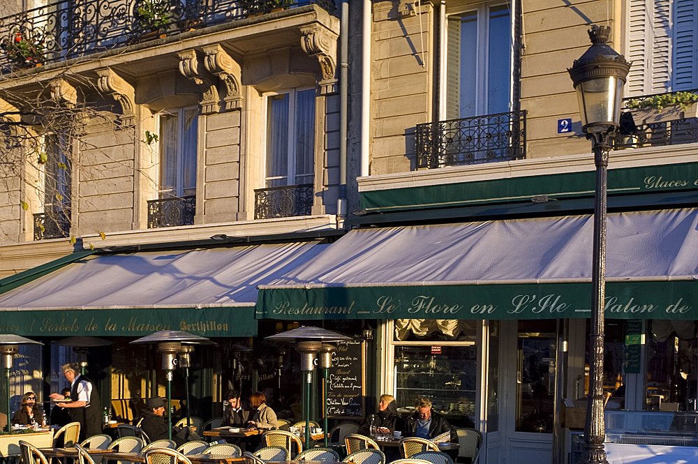 A cafe on the Ile St. Louis, Paris, France, Europe