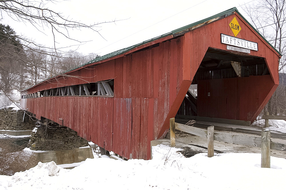 A red covered wooden bridge in Taftsville, Vermont, New England, United States of America, North America