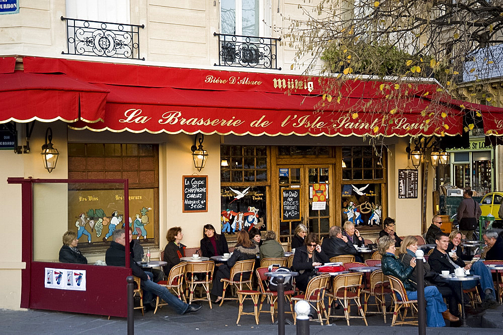 People sitting outside a Brasserie on the Ile St. Louis, Paris, France, Europe