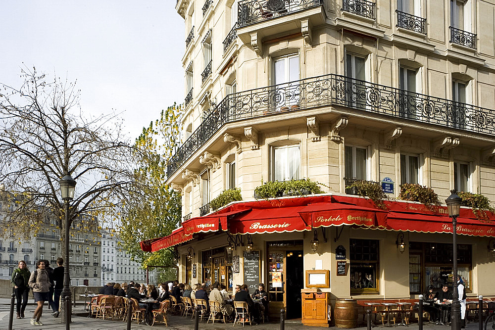 People sitting outside a Brasserie on the Ile St. Louis, Paris, France, Europe