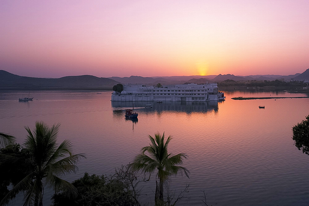 The Lake Palace Hotel on Lake Pichola at sunset, Udaipur, Rajasthan, India, Asia