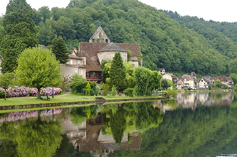 The village of Beaulieu-sur-Dordogne, Dordgone, France, Europe