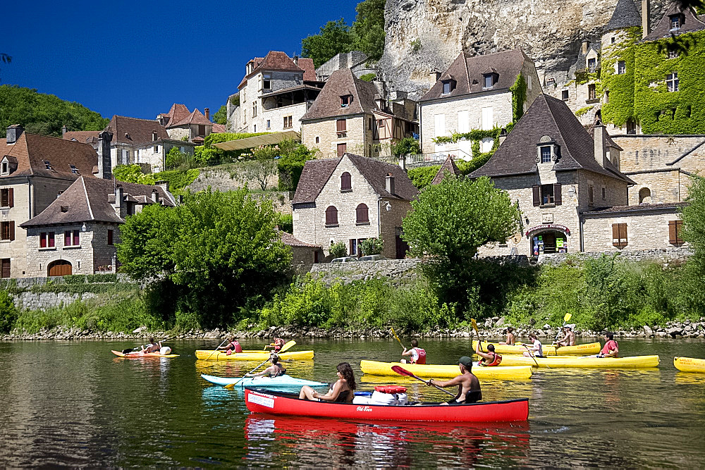 People in canoes on the Dordogne River near La Roque-Gageac, Dordogne, France, Europe