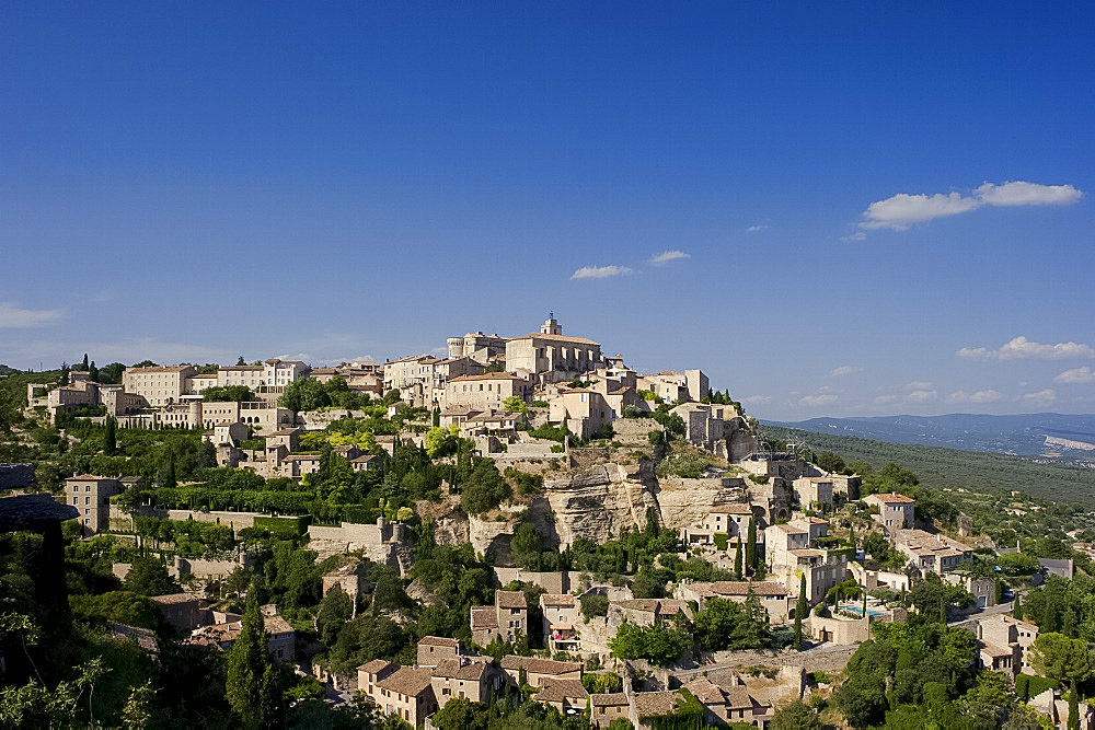 The hilltop town of Gordes, Luberon, Provence, France, Europe