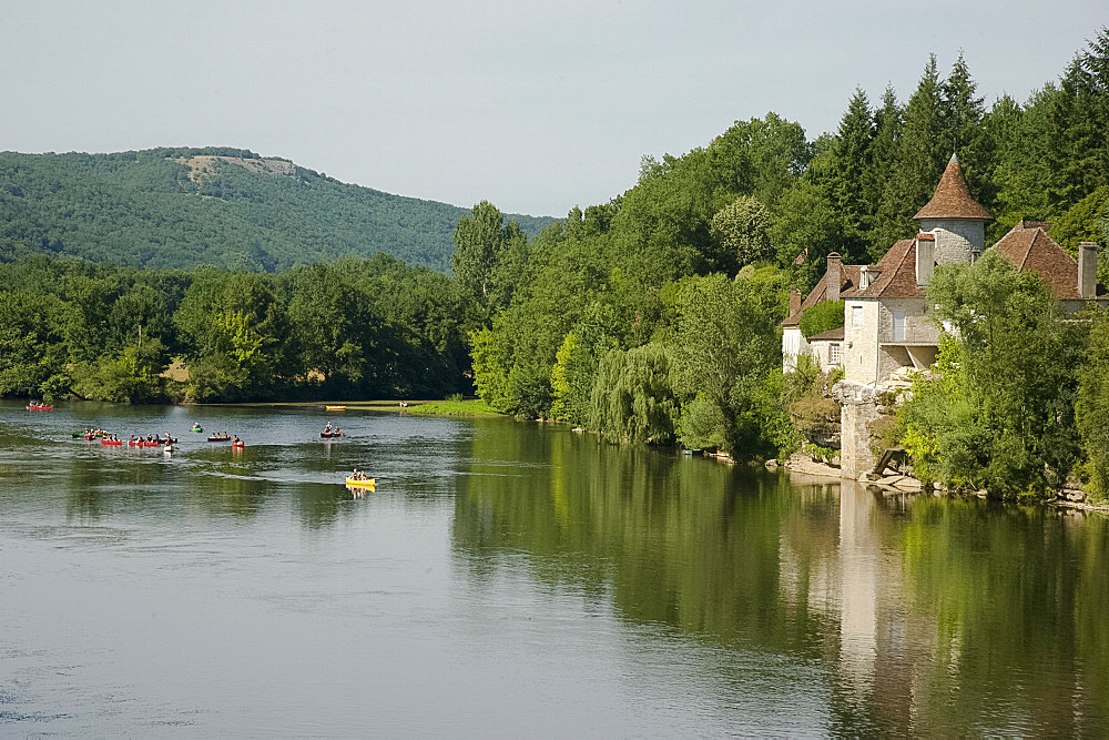 Canoeists on the Dordogne River near St .Sozy, Dordogne, France, Europe